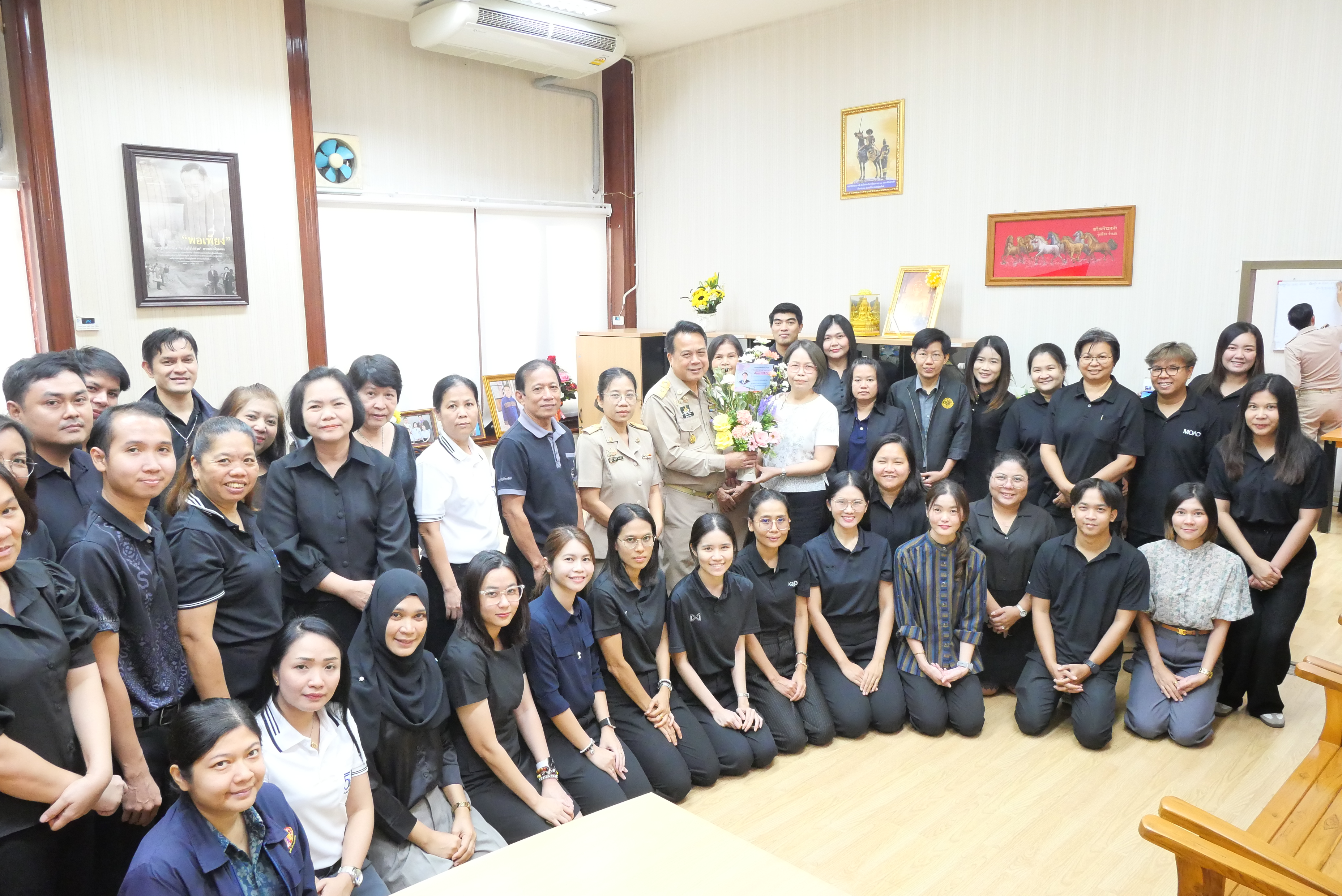 title - คณะผู้ตรวจราชการกรม ผู้อำนวยการสำนัก/กอง/ศูนย์/กลุ่ม ข้าราชการและเจ้าหน้าที่ ร่วมแสดงความยินดีแด่ รองเลขาธิการ ส.ป.ก. เนื่องในโอกาสเข้ารับตำแหน่งใหม่ 